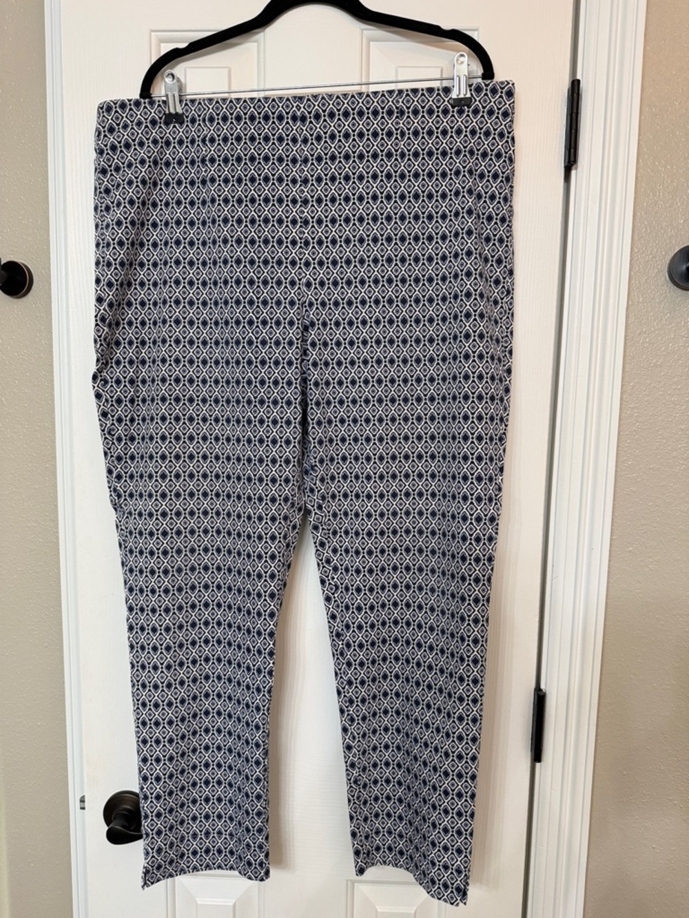 Chico's SO SLIMMING pull on Ankle Pants - Navy & White Trim